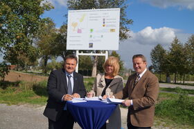 Oberbürgermeister Stefan Bosse, Bürgermeisterin Inge Weiß und Bürgermeister Herbert Hofer unterzeichnen die Zweckvereinbarung